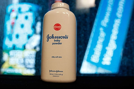 Johnson & Johnson: Ιστορικός συμβιβασμός 5,5 δισ. δολάρια για την πούδρα ταλκ