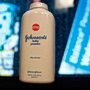 Johnson & Johnson: Ιστορικός συμβιβασμός 5,5 δισ. δολάρια για την πούδρα ταλκ