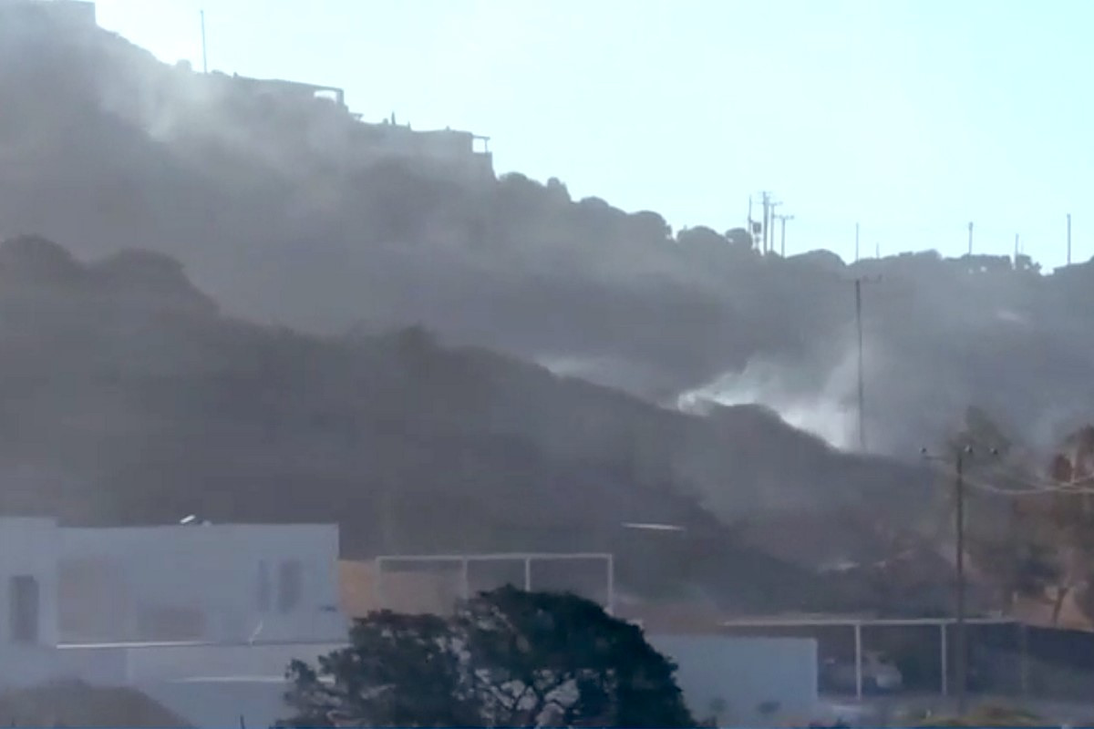 Φωτιά στην Πάρο: Καλύτερη η εικόνα, μάχη με διάσπαρτες εστίες