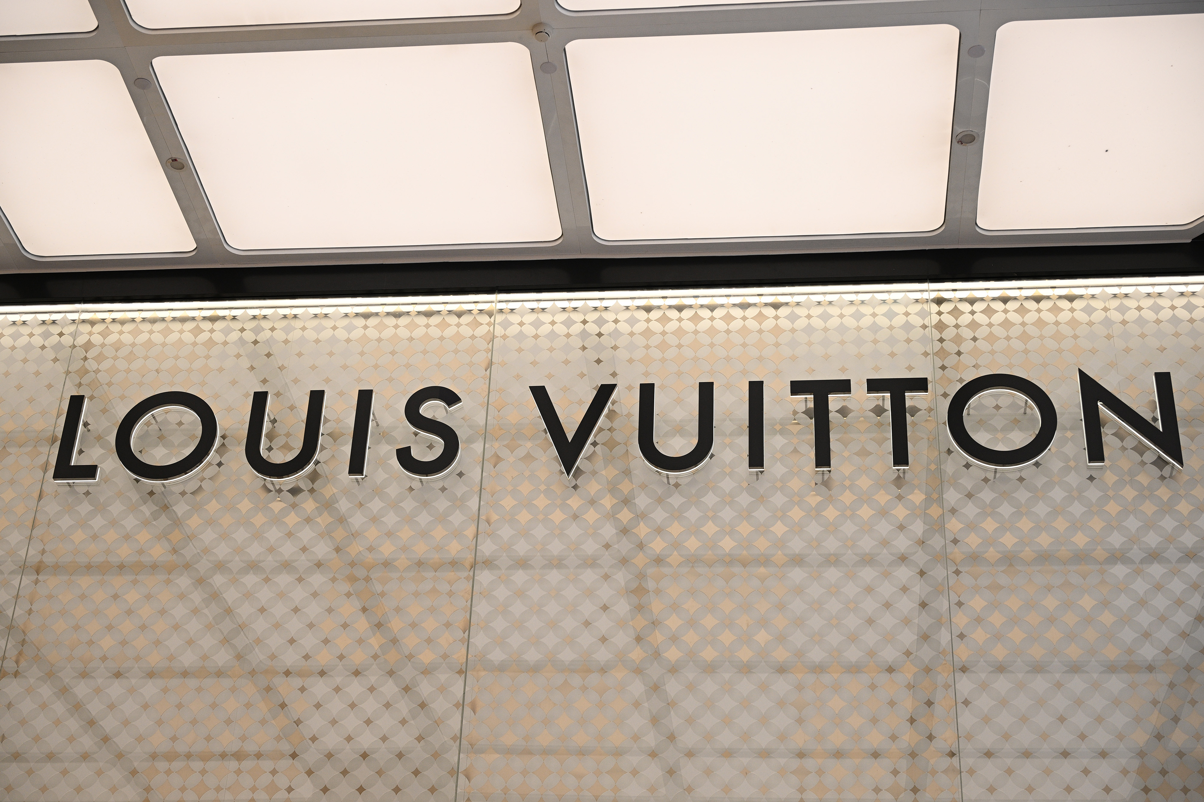 Οι τουρίστες γύρισαν την πλάτη στη Louis Vuitton - Γιατί μπήκε «φρένο» στην Ελλάδα