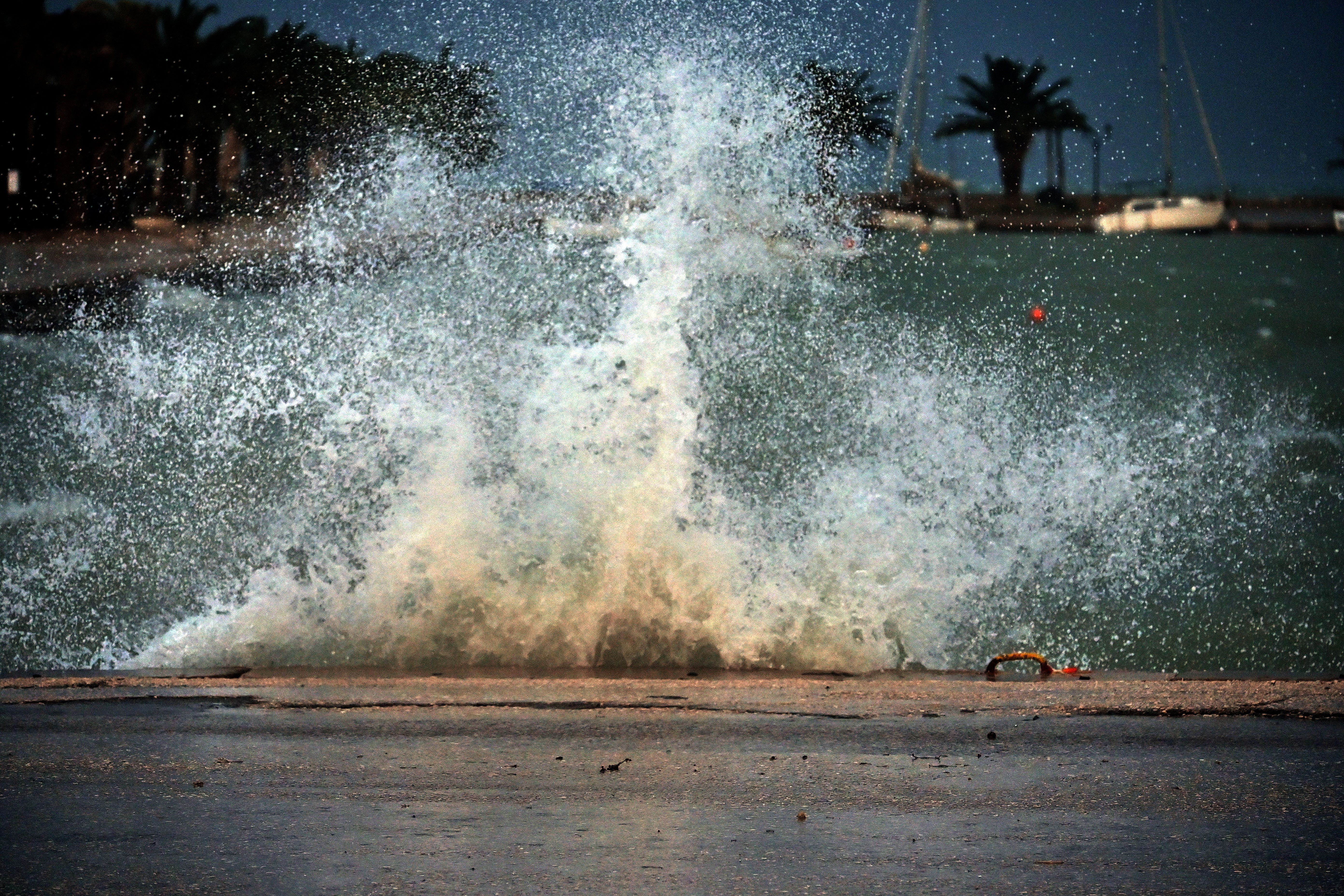 Ανιση μάχη με τους ανέμους στα πύρινα μέτωπα - Πότε εξασθενούν, πώς θα κυλήσει ο καιρός