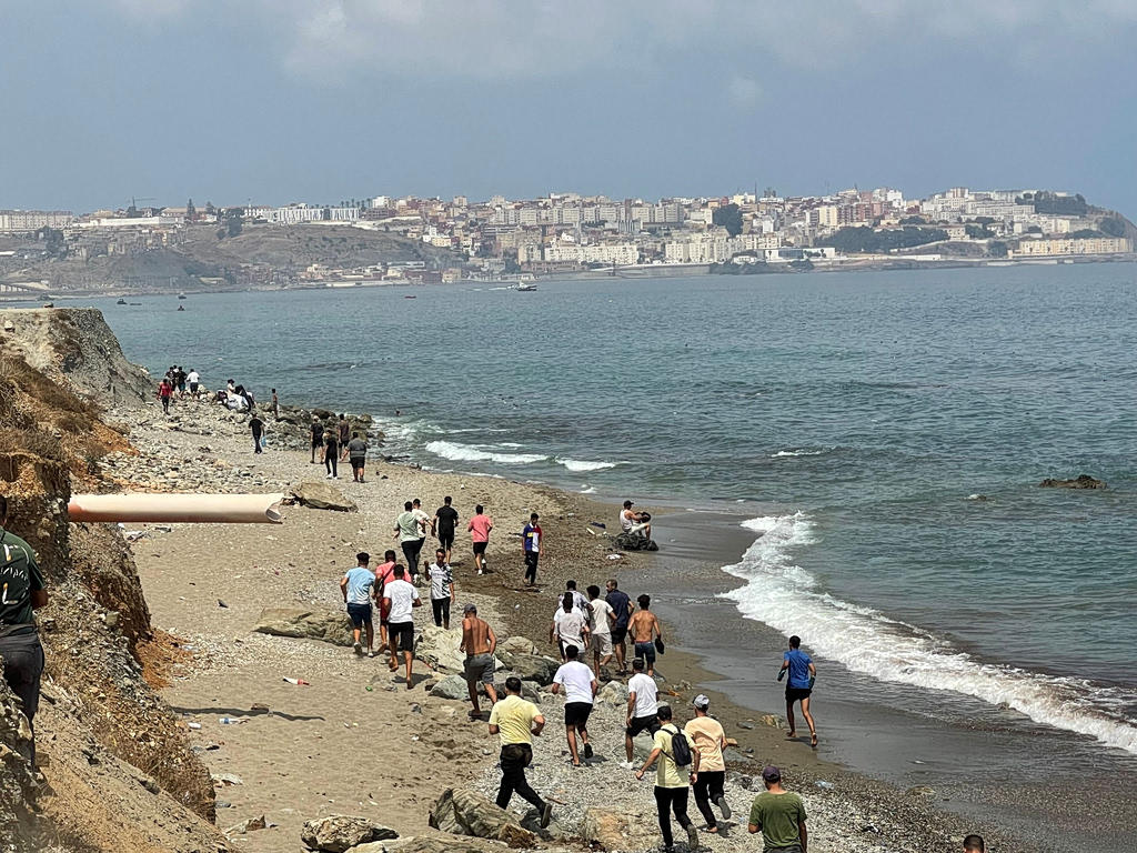 Μαρόκο: Χιλιάδες μετανάστες έφτασαν στη Θέουτα με τα πόδια | Επικαιρότητα στο PlusTV.gr