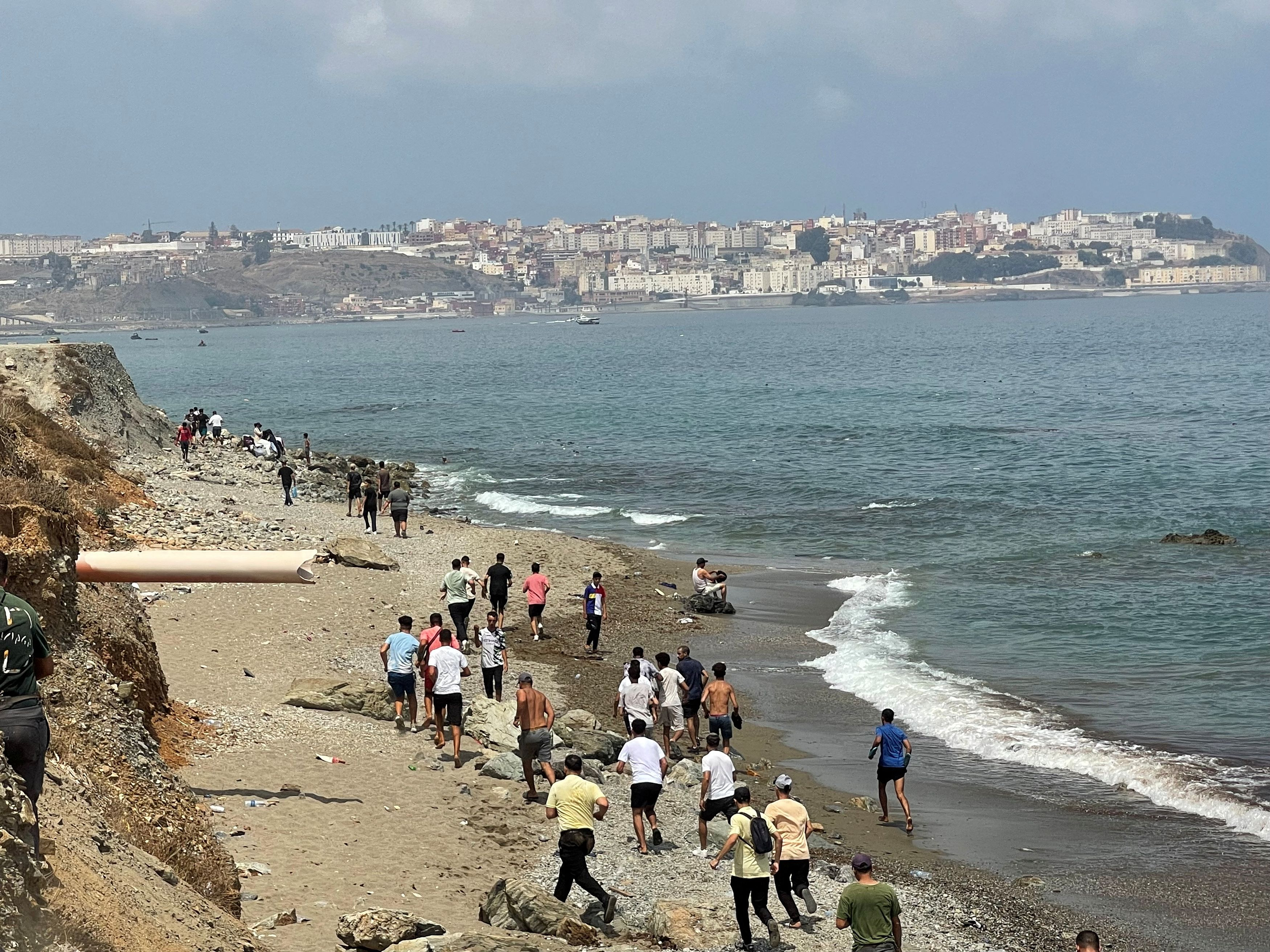 Χιλιάδες μετανάστες από το Μαρόκο έφτασαν στη Θέουτα με τα πόδια