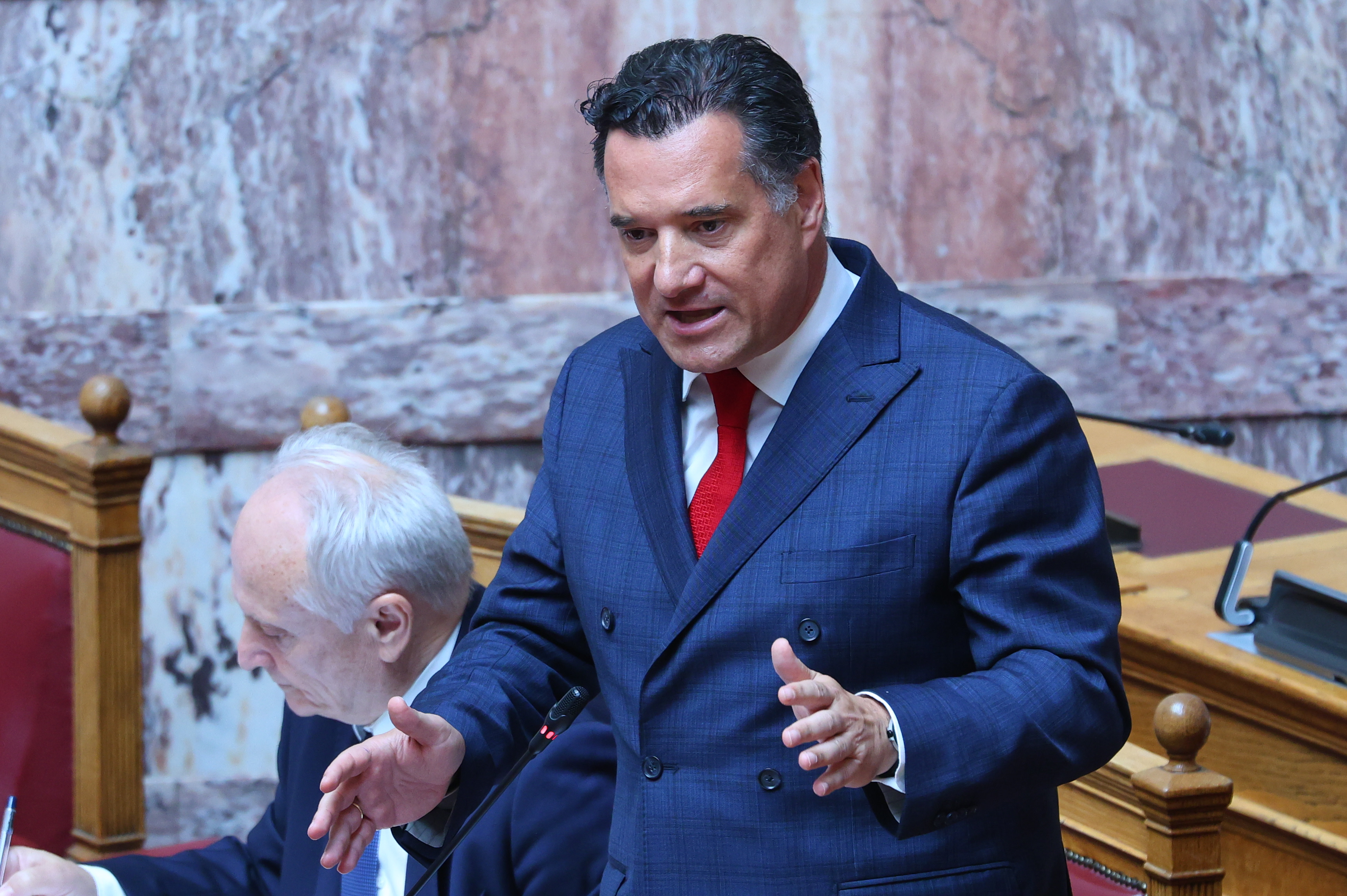 Τα meta γυαλιά του Γεωργιάδη προκάλεσαν «ντόρο» στη Βουλή - Ο καυγάς με το ΠαΣοΚ