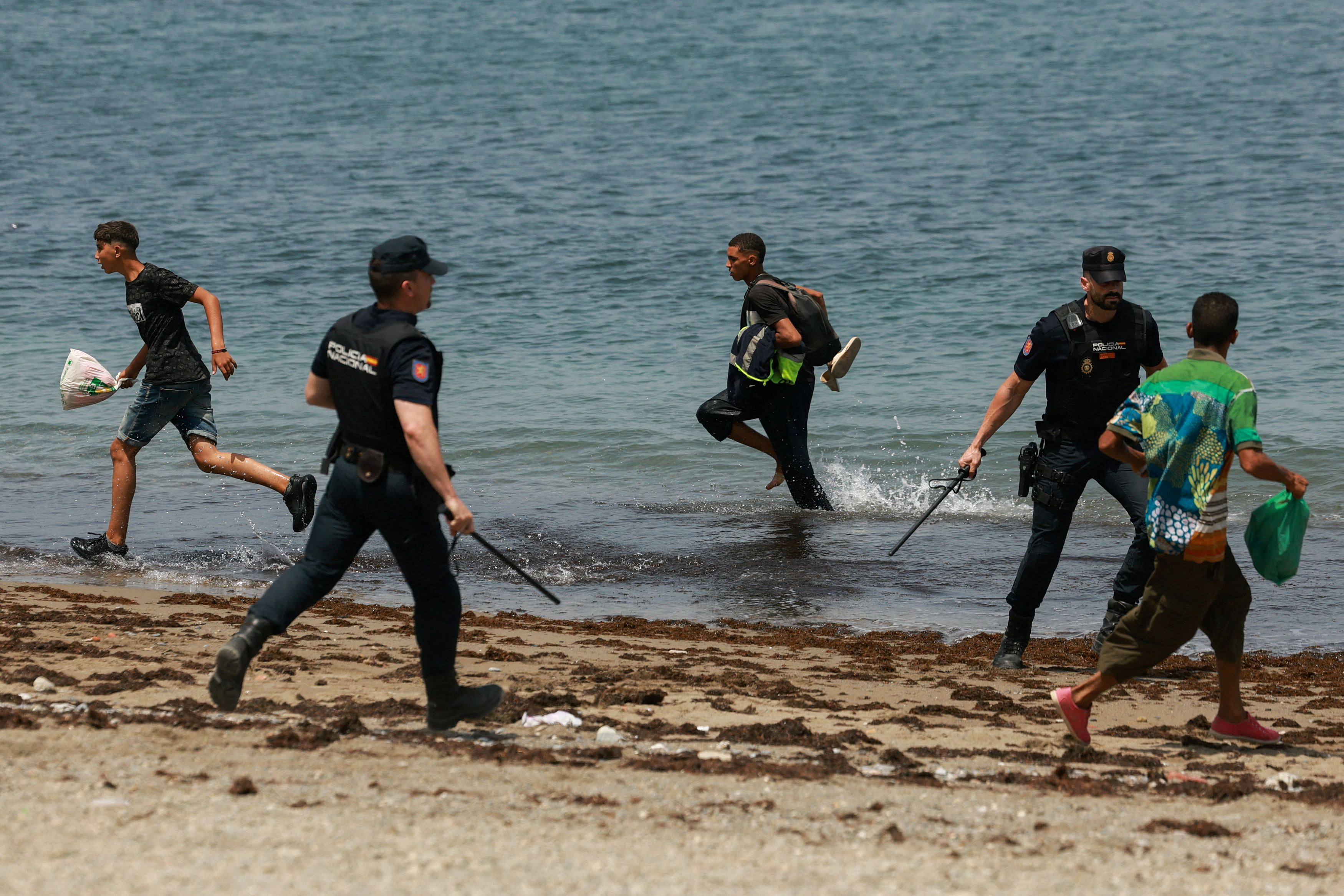 «Πλωτό τείχος» υψώνει στη Θέουτα η Μαδρίτη μετά τους 67 νεκρούς