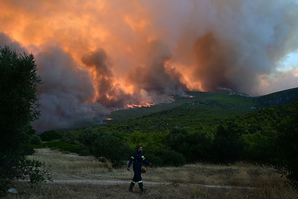 Φωτιές: Δύσκολες ώρες στο Πόρτο Γερμενό – Κάηκαν σπίτια, απεγκλωβισμοί από την παραλία – Συνεχής ενημέρωση