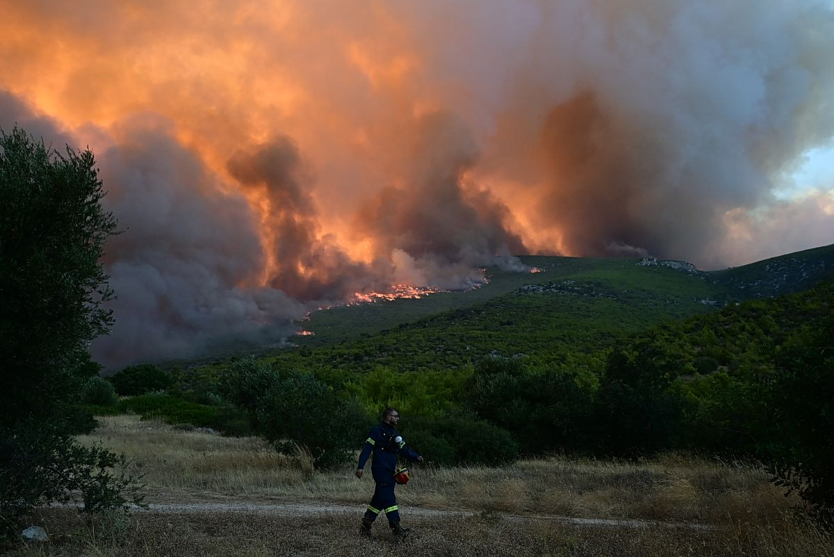 Φωτιές: Δύσκολες ώρες στο Πόρτο Γερμενό - Κάηκαν σπίτια, απεγκλωβισμοί από την παραλία - Συνεχής ενημέρωση