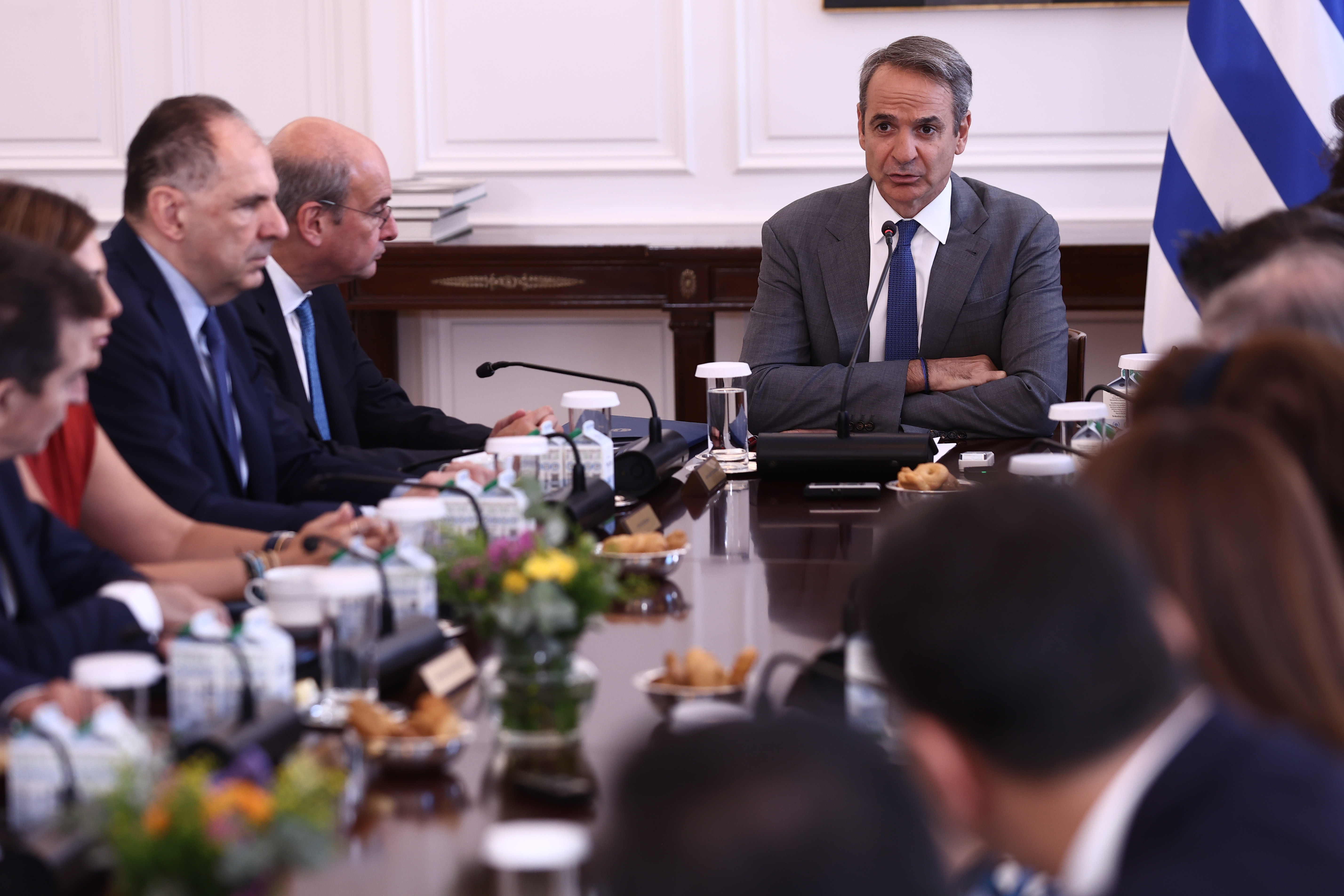 Τα μηνύματα των δημοσκοπήσεων, οι ανακοινώσεις Μητσοτάκη στη ΔΕΘ και η «απειλή» Σαμαρά