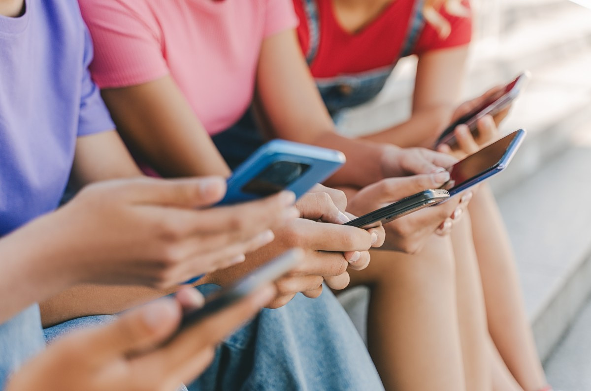 Social media και ανήλικοι: Γιατί χάνεται η μάχη της απαγόρευσης