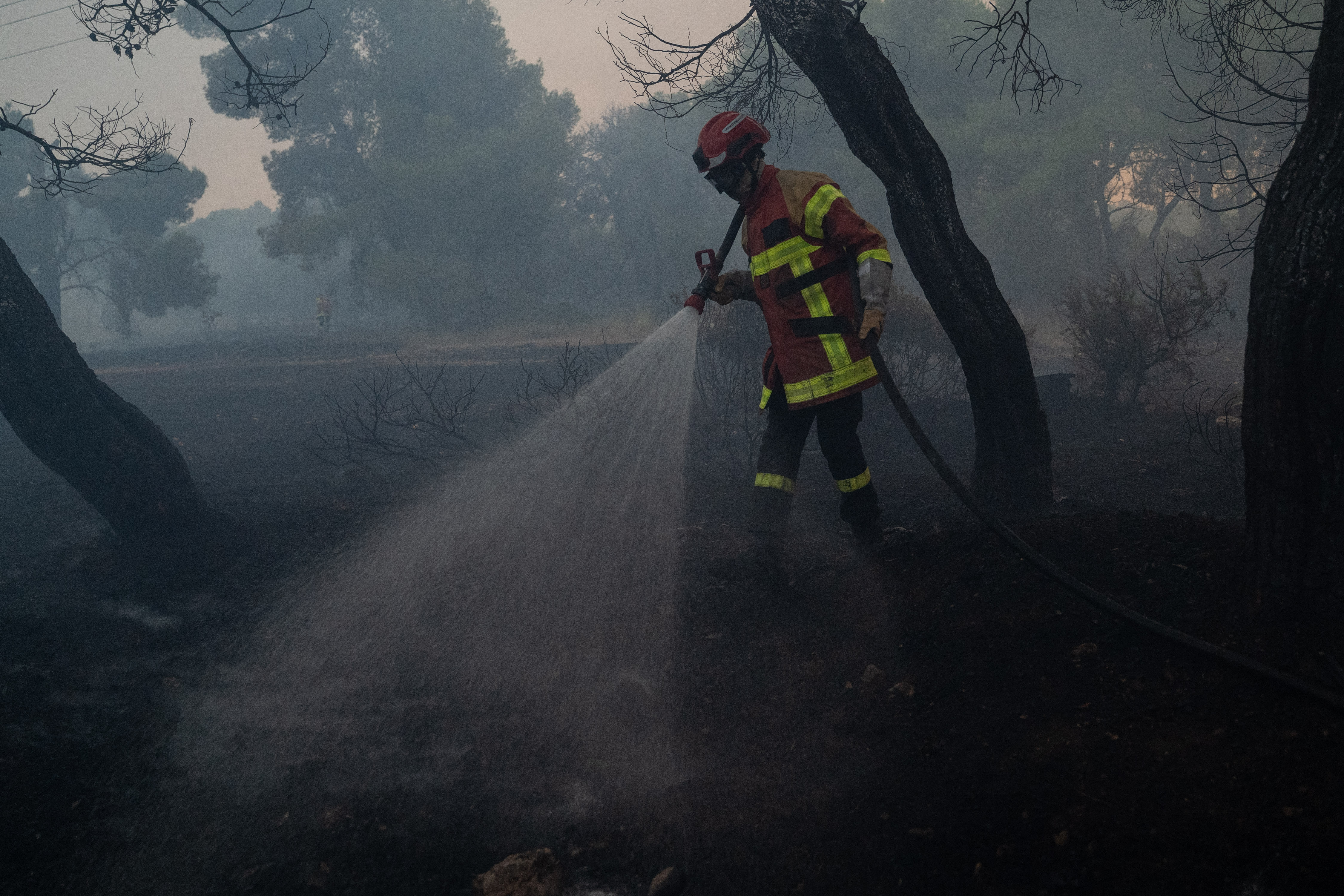 Πέμπτο 24ωρο στη Δυτική Αττική: Πάνω από 130.000 στρέμματα κάηκαν - Η μάχη σε Ψάθα και Λούμπα