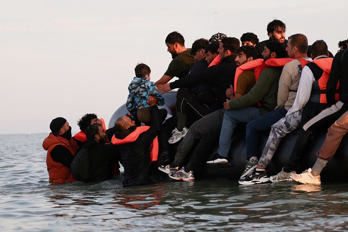157 μετανάστες διασώθηκαν στη Μάγχη από βρετανικές και γαλλικές δυνάμεις έπειτα από φωτιά στο σκάφος τους