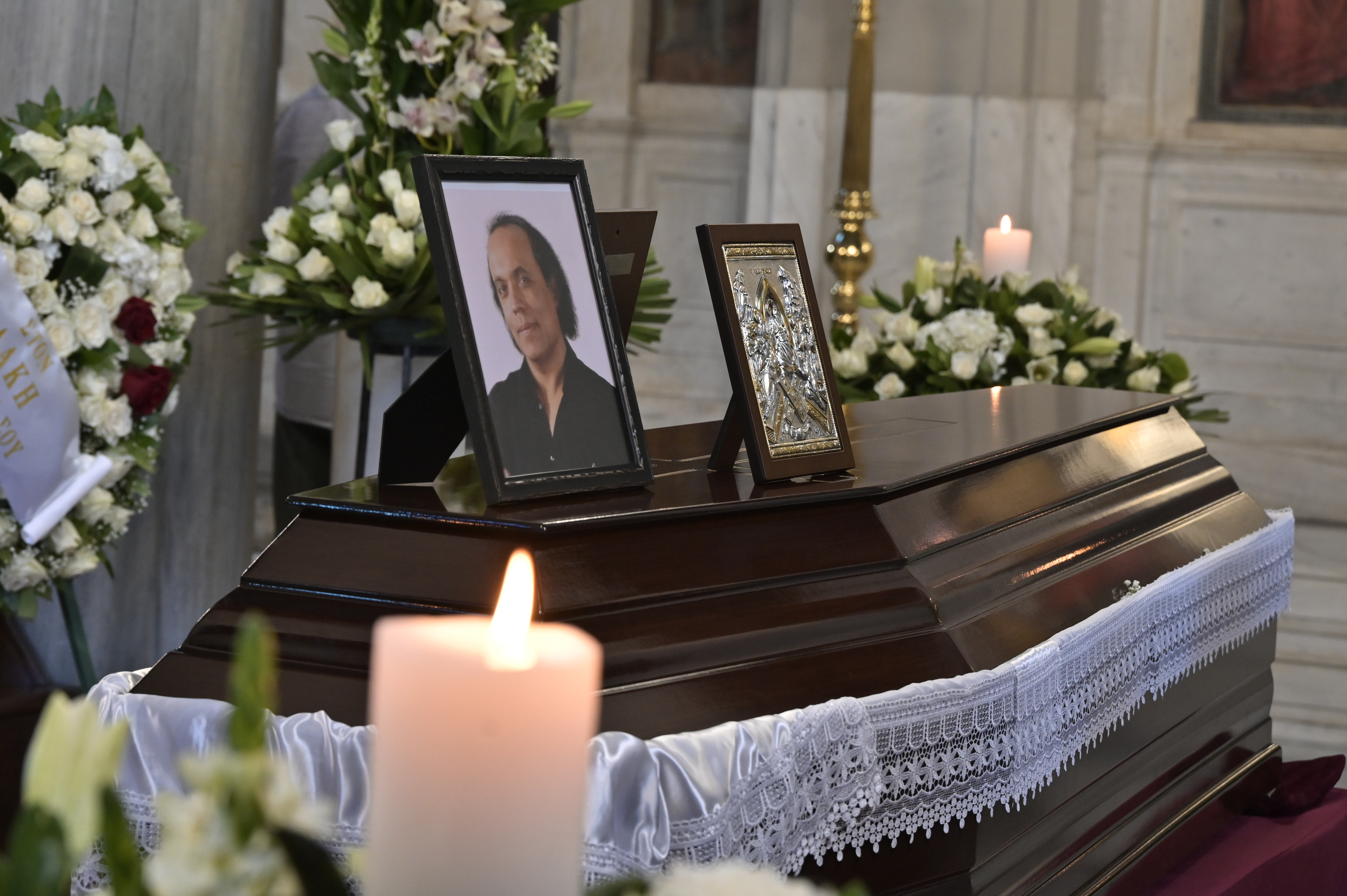 «Αθάνατος»: Ρίγη συγκίνησης στην κηδεία του Λάκη Χαλκιά