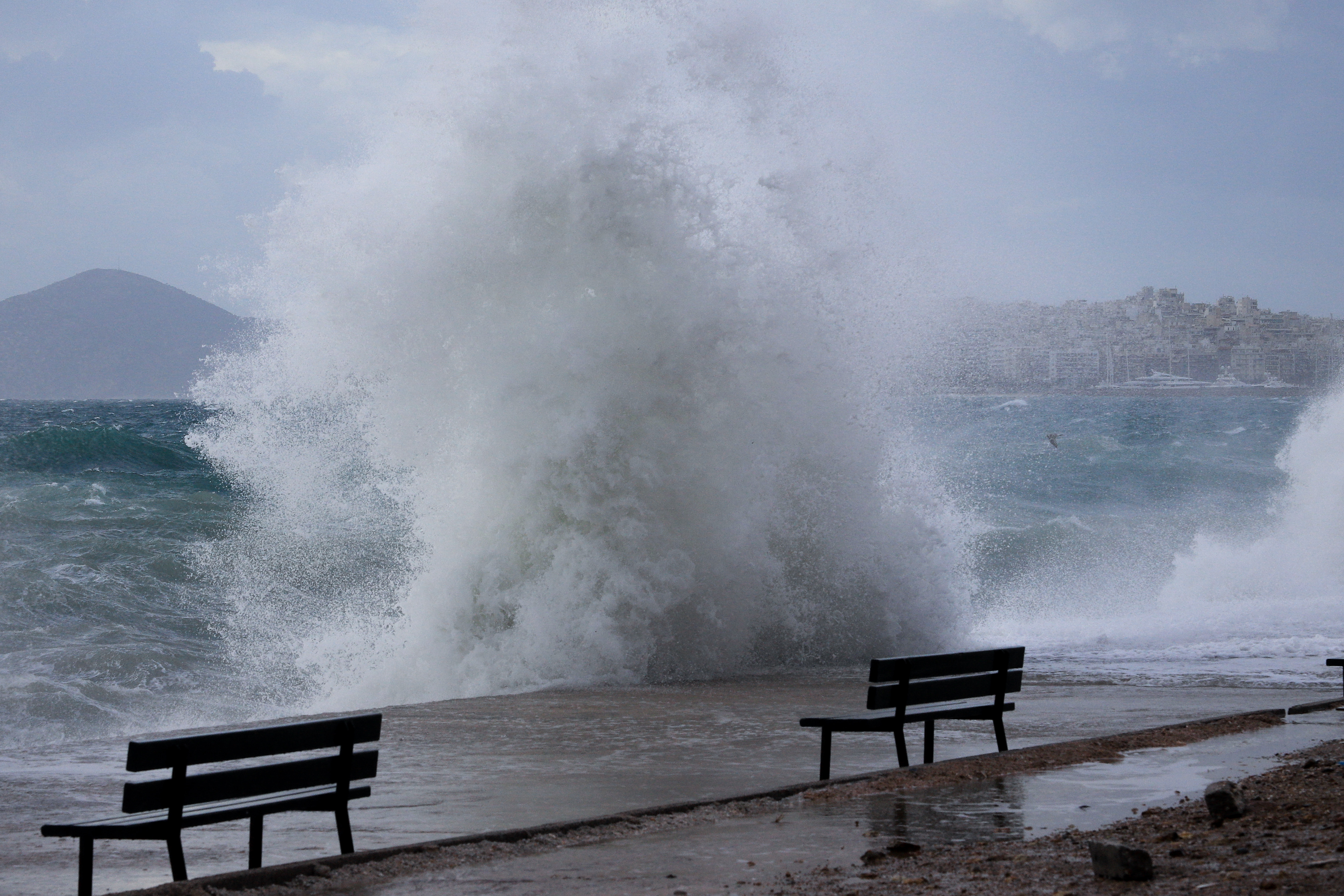 Συναγερμός για φωτιές σε 4 Περιφέρειες - Θυελλώδεις άνεμοι, βροχές και πτώση της θερμοκρασίας