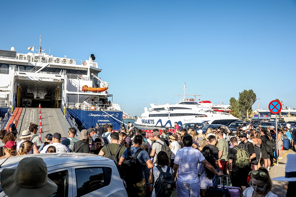 Κορυφώνεται η έξοδος των αδειούχων – Χιλιάδες επιβάτες αναχωρούν από τα λιμάνια | Επικαιρότητα στο PlusTV.gr