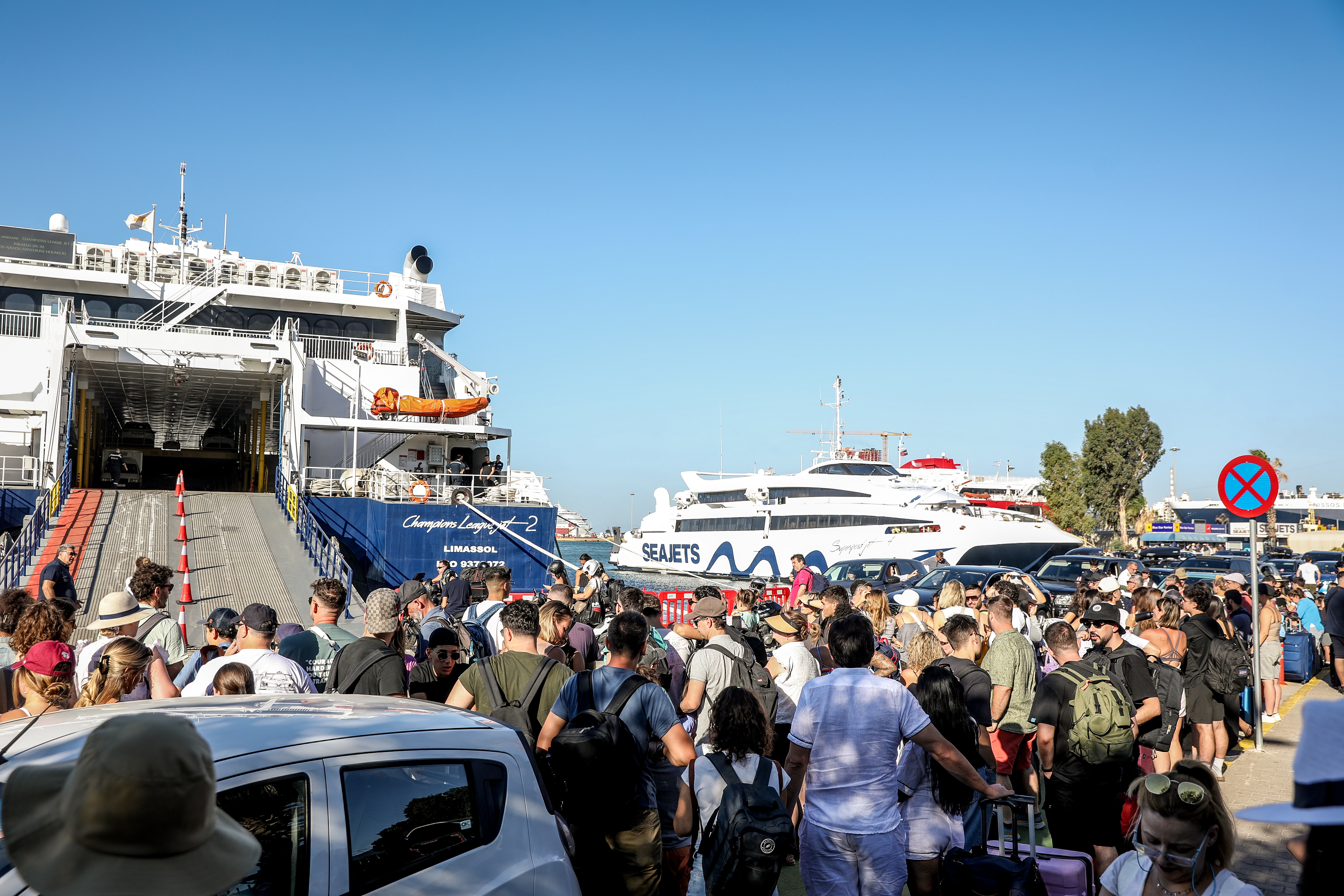 Κορυφώνεται η έξοδος των αδειούχων – Χιλιάδες επιβάτες αναχωρούν από τα λιμάνια