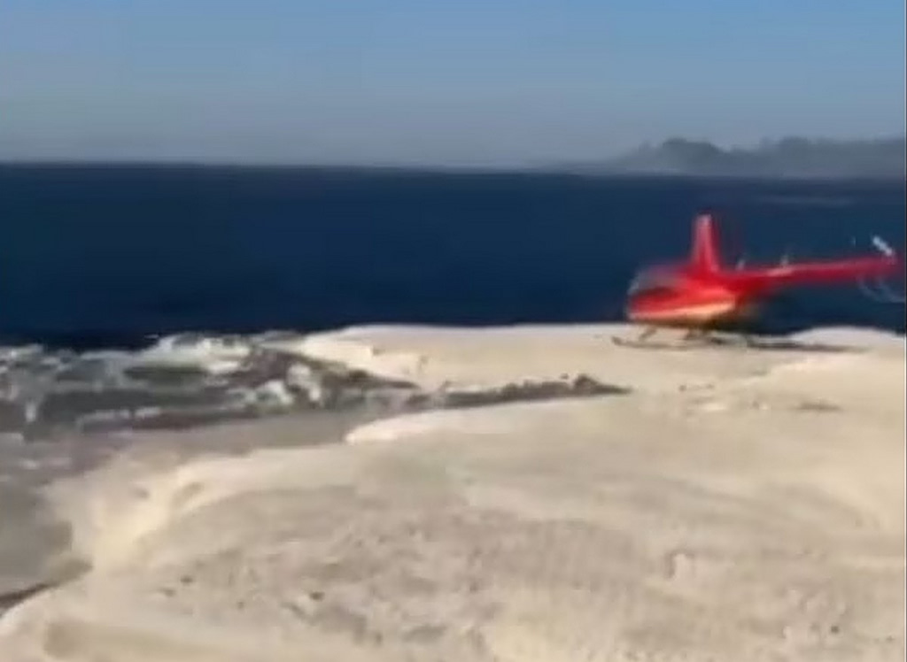 Ελικόπτερο προσγειώθηκε στο Σαρακήνικο για να κάνουν μπάνιο οι επιβάτες του (ΒΙΝΤΕΟ) | Επικαιρότητα στο PlusTV.gr