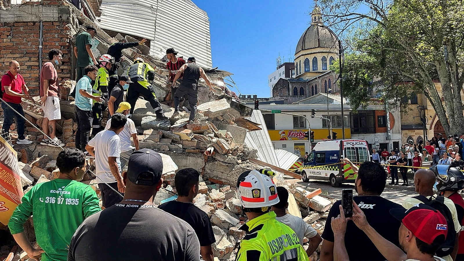 Μάχη στα συντρίμμια μετά τα 7,4 Ρίχτερ στην Κολομβία: 82 νεκροί, δεκάδες εγκλωβισμένοι