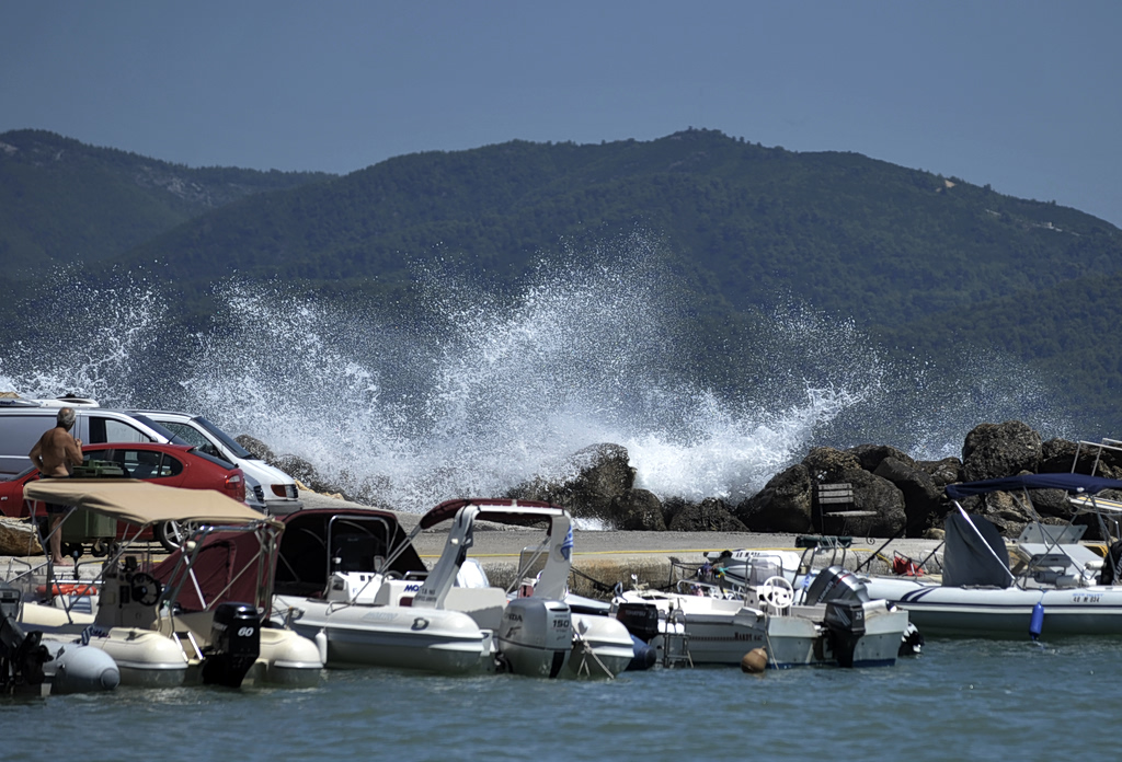 Εκρηκτικό κοκτέιλ με βοριάδες έως 8 μποφόρ, 39άρια και Red Code για φωτιά σε 7 περιφέρειες | Επικαιρότητα στο PlusTV.gr