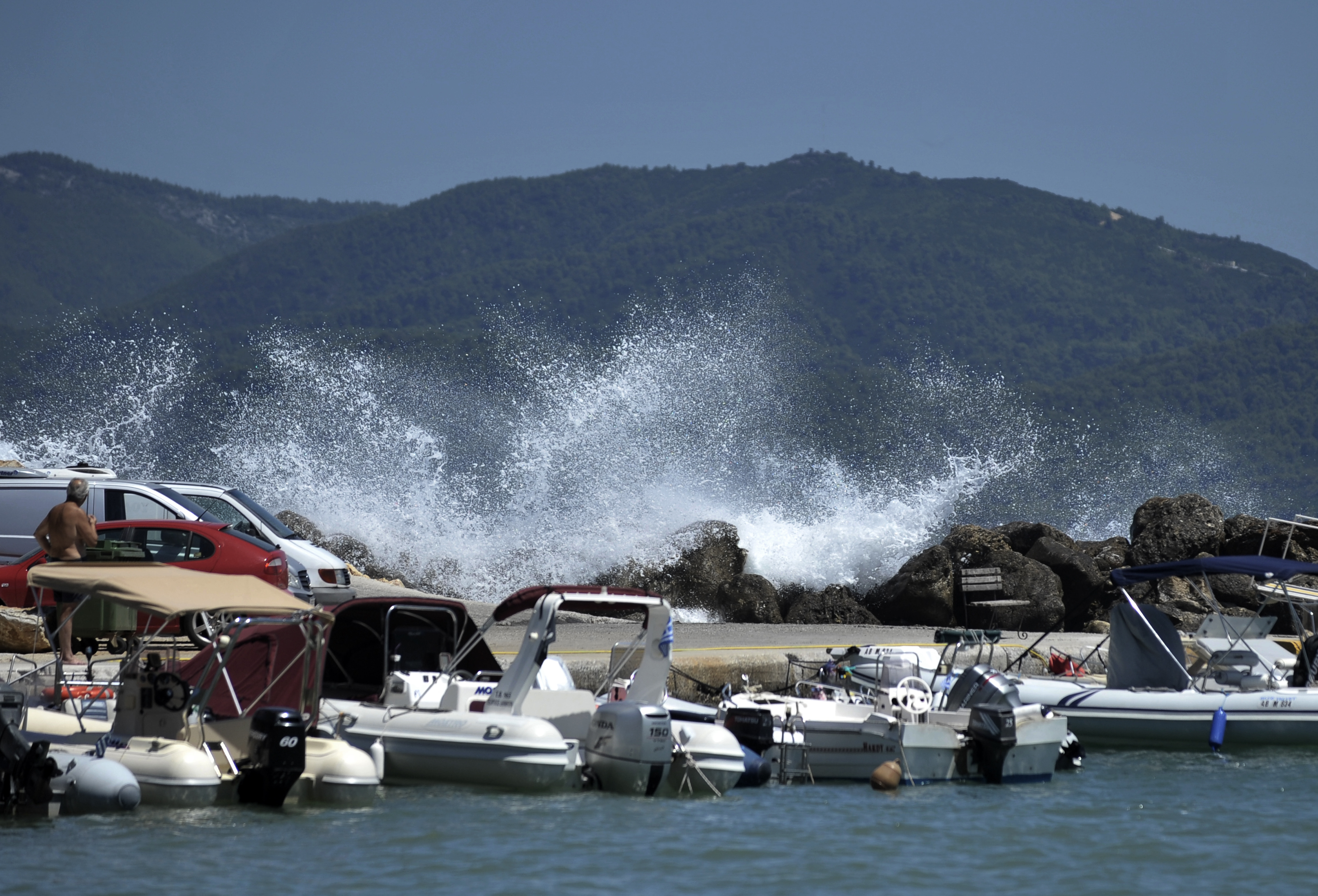 Εκρηκτικό κοκτέιλ με βοριάδες έως 8 μποφόρ, 39άρια και Red Code για φωτιά σε 7 περιφέρειες