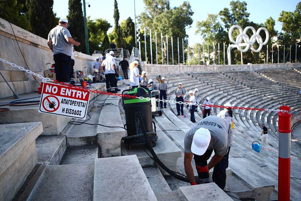 Ξεκίνησε ο καθαρισμός των μαρμάρων του Καλλιμάρμαρου με χορηγία του Βαγγέλη Μαρινάκη | Επικαιρότητα στο PlusTV.gr