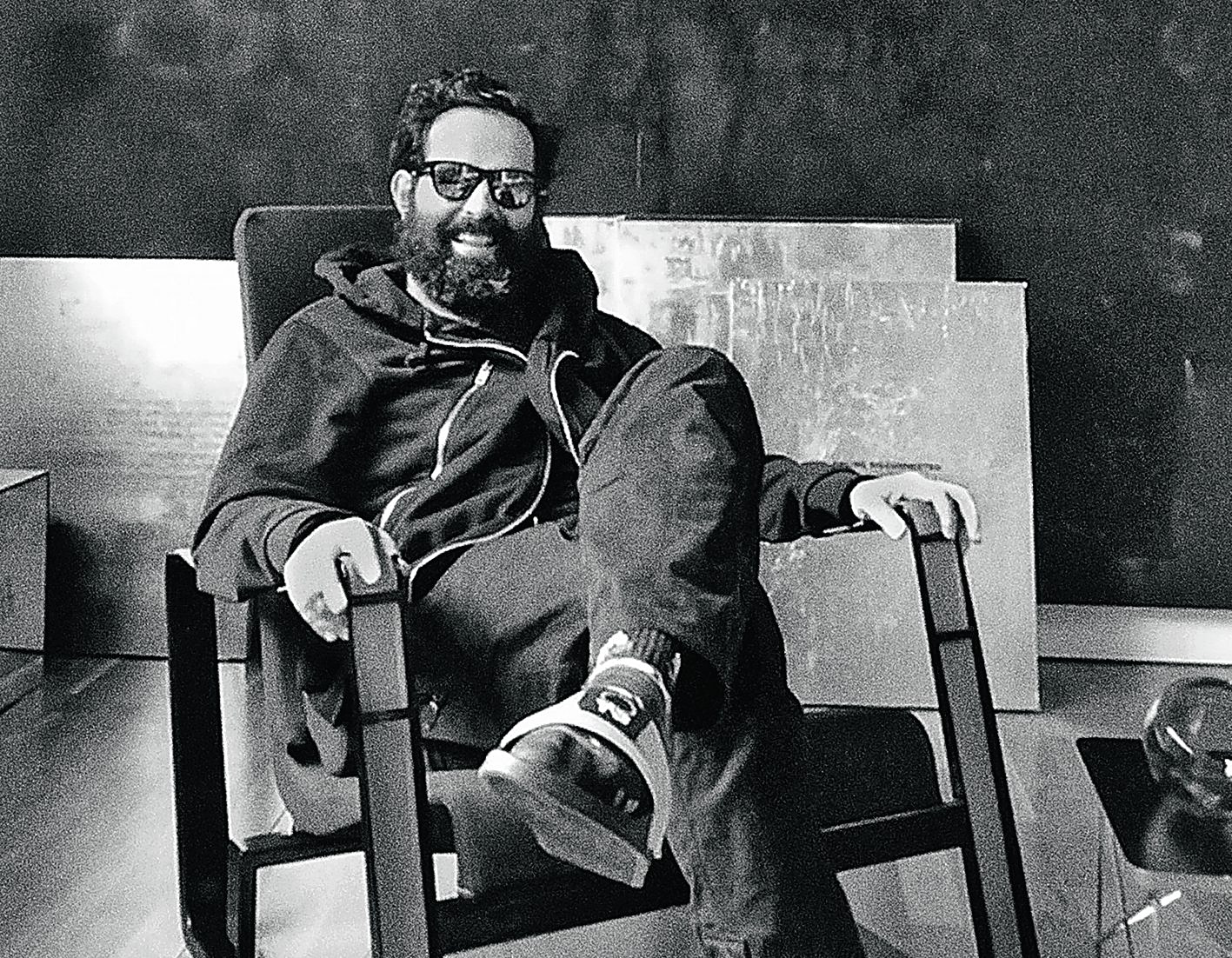 Stefan Bruggemann: «Μια λέξη γίνεται έργο τέχνης όταν αρνείται να παραµείνει απλώς γλώσσα»