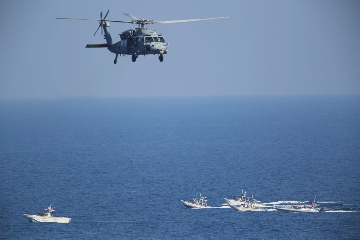 Οι ΗΠΑ άνοιξαν πυρ κατά πλοίου που επιχείρησε να παραβιάσει τον αποκλεισμό του Ιράν