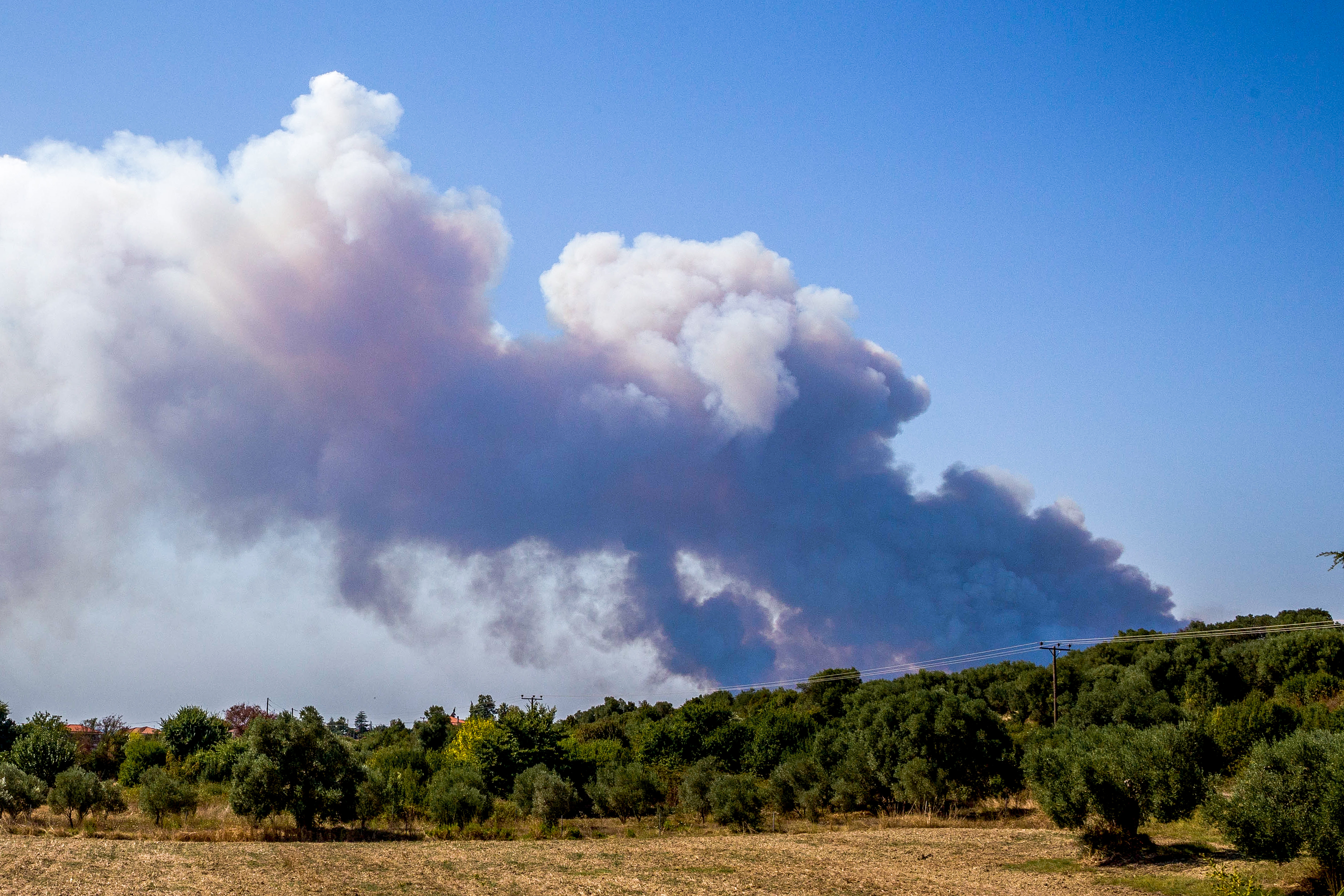 Βελτιωμένη εικόνα στη Σίβηρη Χαλκιδικής - Κάηκαν σπίτια, εκκενώσεις δια θαλάσσης
