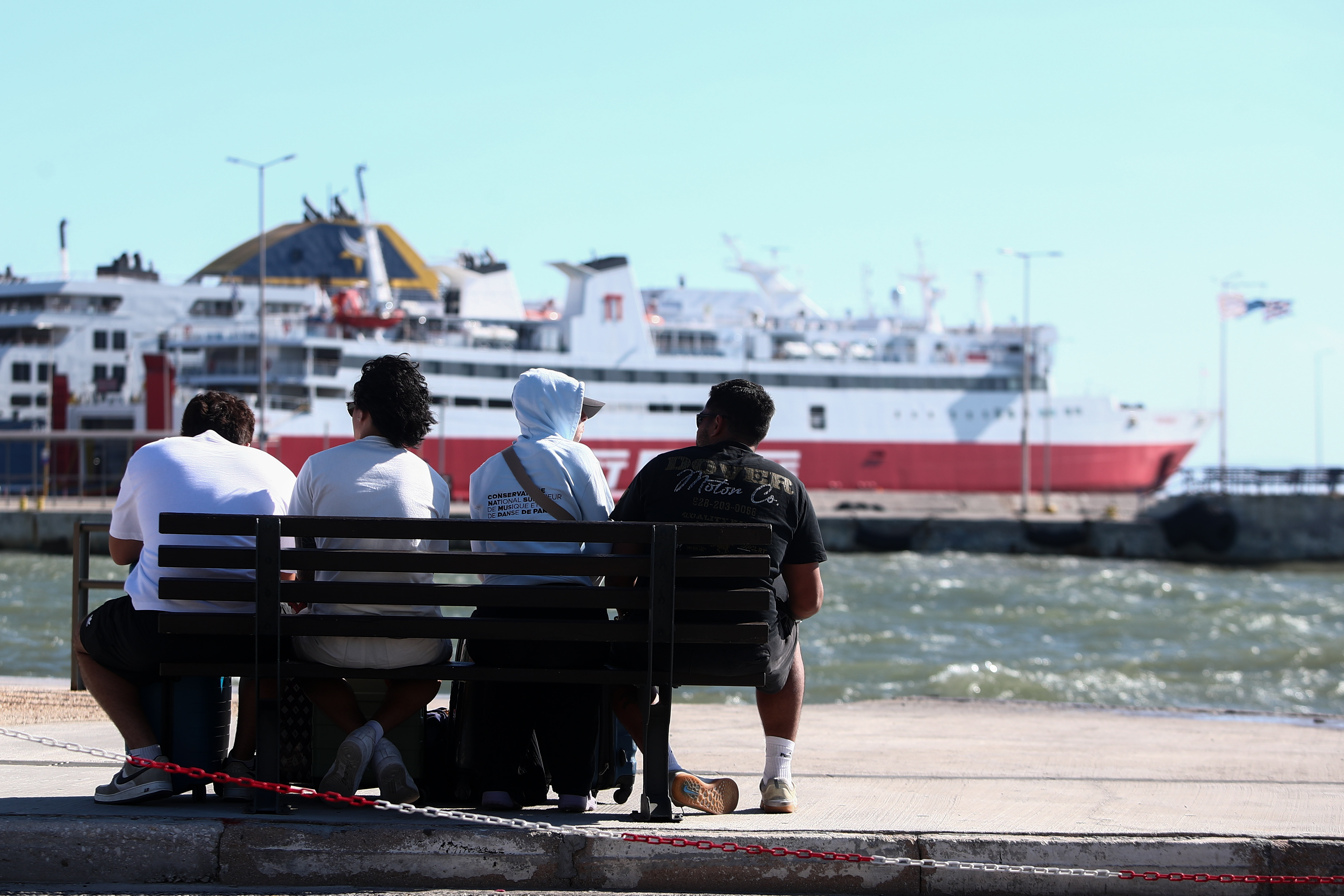 Απαγορευτικό απόπλου: Δεμένα τα πλοία σε Ραφήνα – Λαύριο