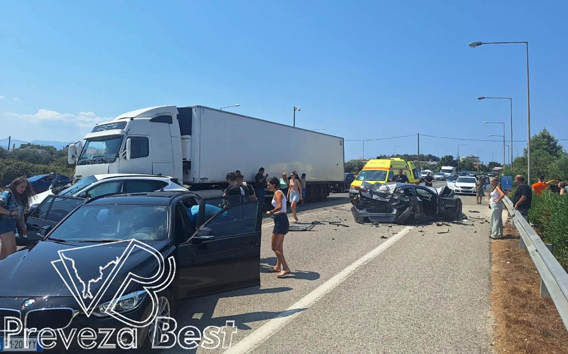 Πρέβεζα: Τραυματίες σε καραμπόλα φορτηγού με 3 ΙΧ πριν την υποθαλάσσια σήραγγα