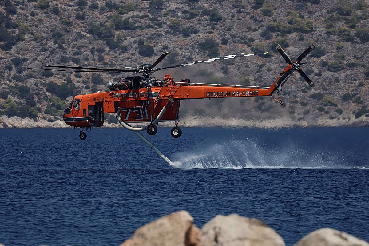 Φωτιά στη Σκύρο: Μήνυμα εκκένωσης σε Άγιο Φωκά και Πεύκο, ισχυρές δυνάμεις και εναέρια μέσα