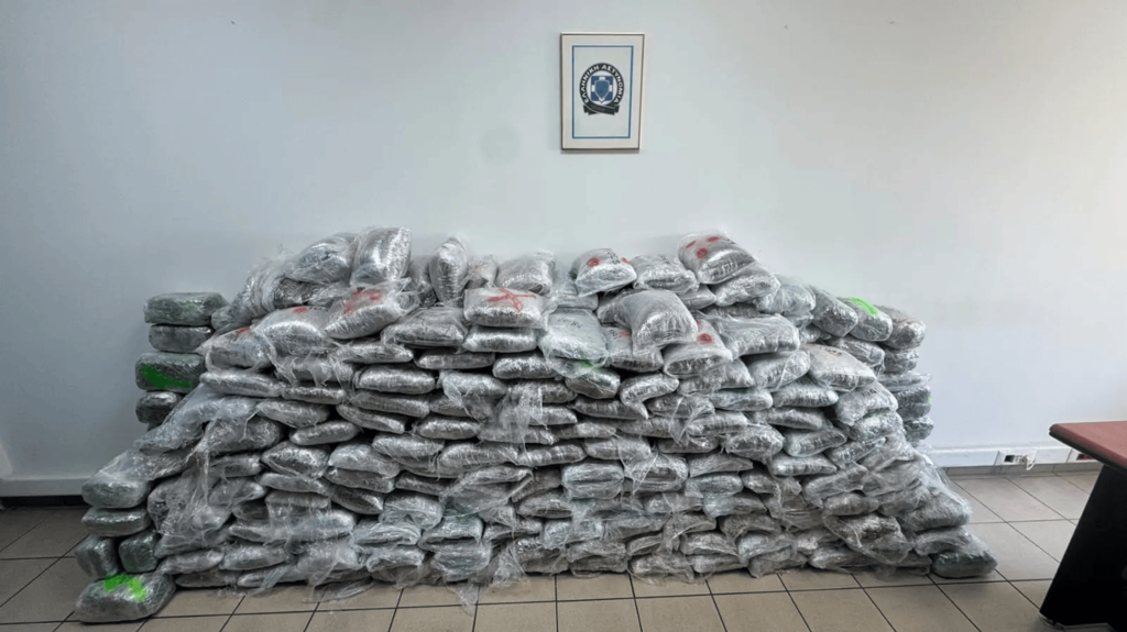 Δύο συλλήψεις για 324 κιλά κάνναβης: Θα τα μετέφεραν Τουρκία σε φορτίο με ανακύκλωση | Επικαιρότητα στο PlusTV.gr