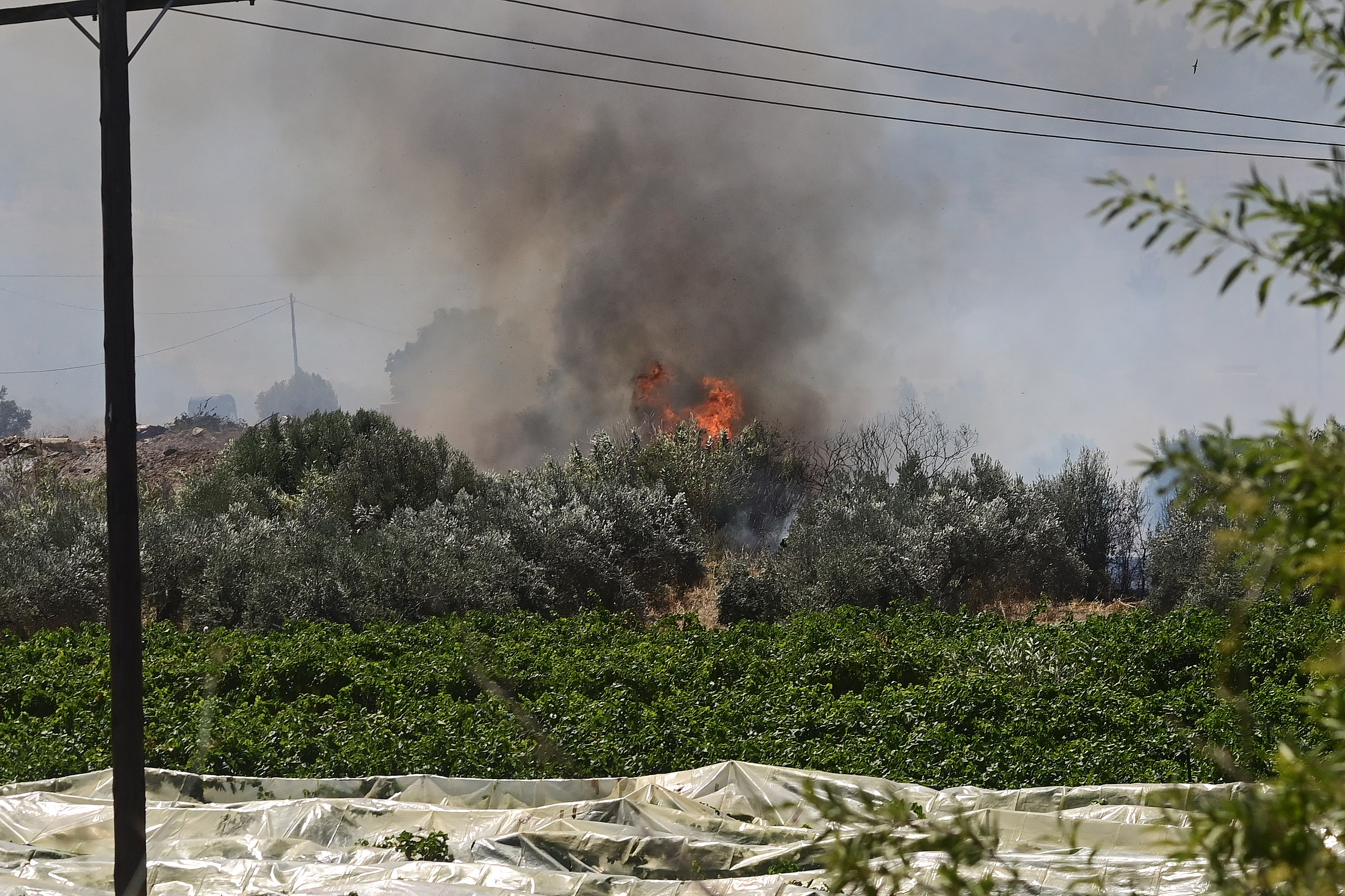 Φωτιά στον Σολομό Κορινθίας – Διακοπή κυκλοφορίας, ουρές χιλιομέτρων