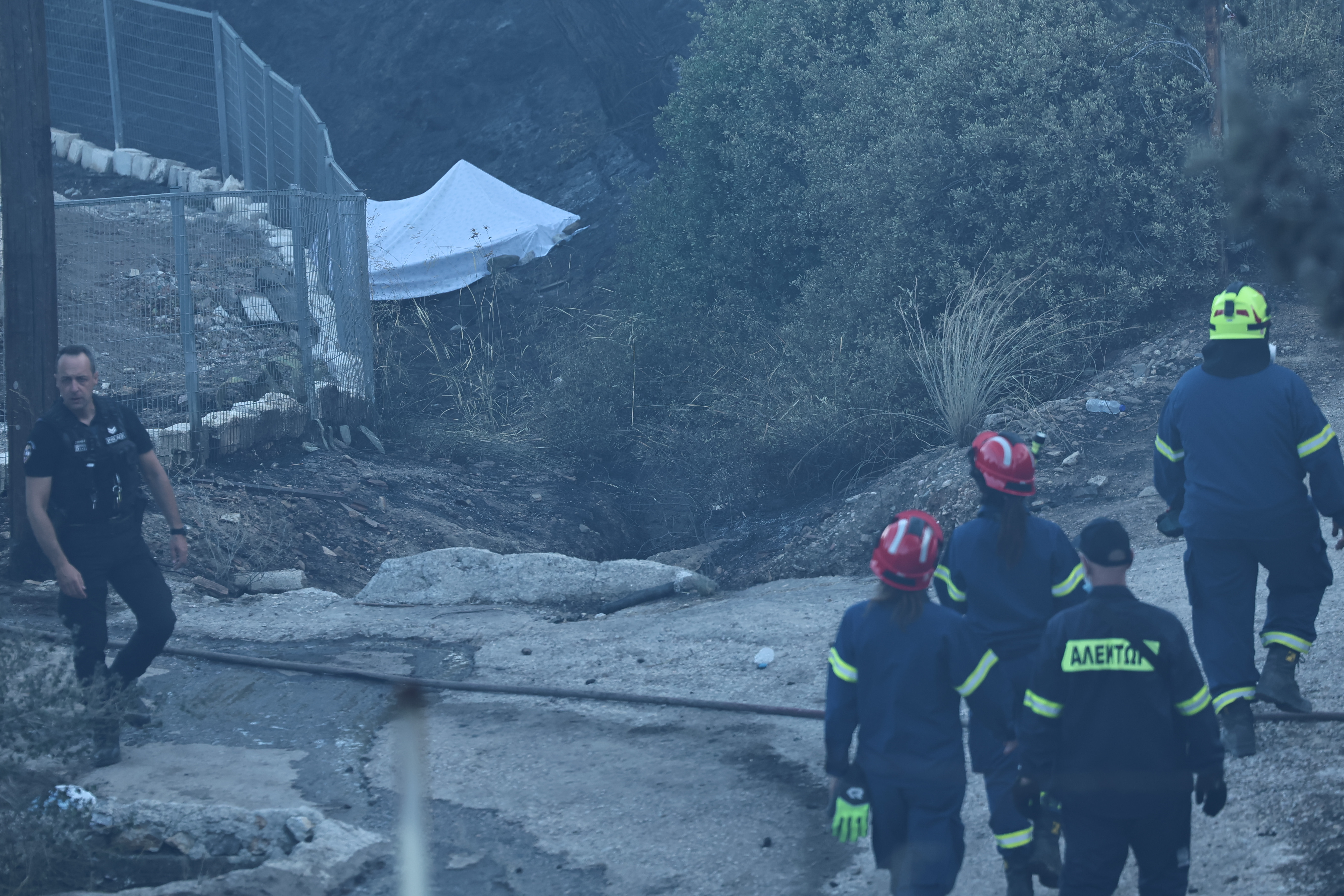 Φωτιά Σαλαμίνα: Πώς ξεκίνησε, πώς έχασαν τη ζωή του οι δύο ηλικιωμένοι - 593 απεγκλωβισμοί από τη θάλασσα