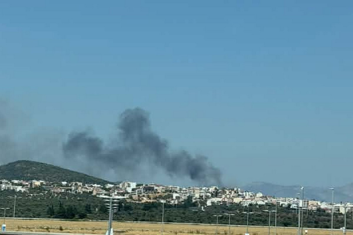 Φωτιά στο Κορωπί: Καίει σε χαμηλή βλάστηση - Σπεύδουν και εναέρια μέσα