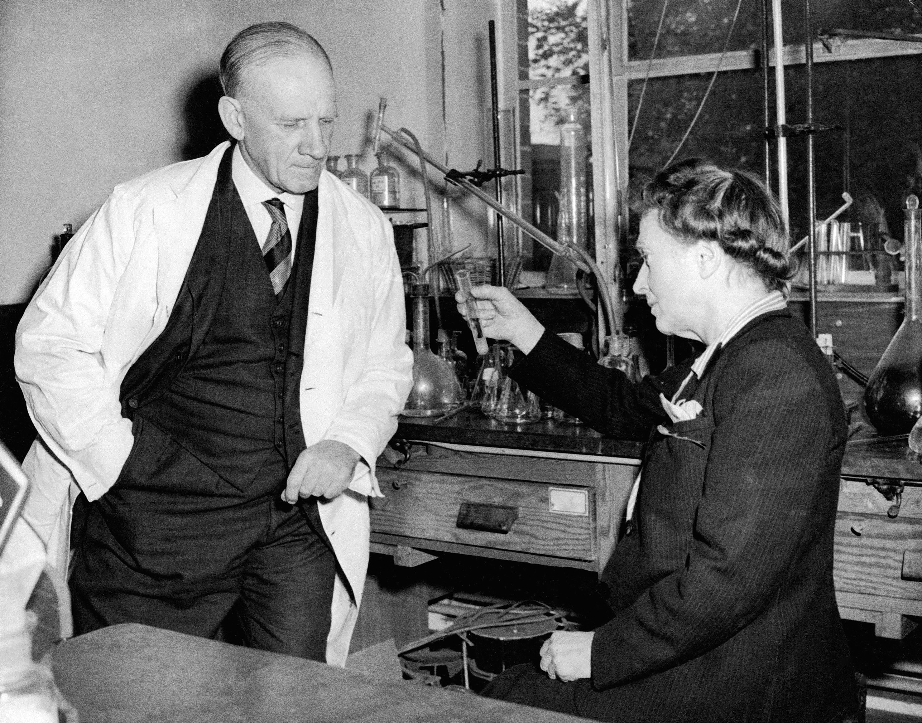 Οι Έλληνες της Βασιλικής Εταιρείας