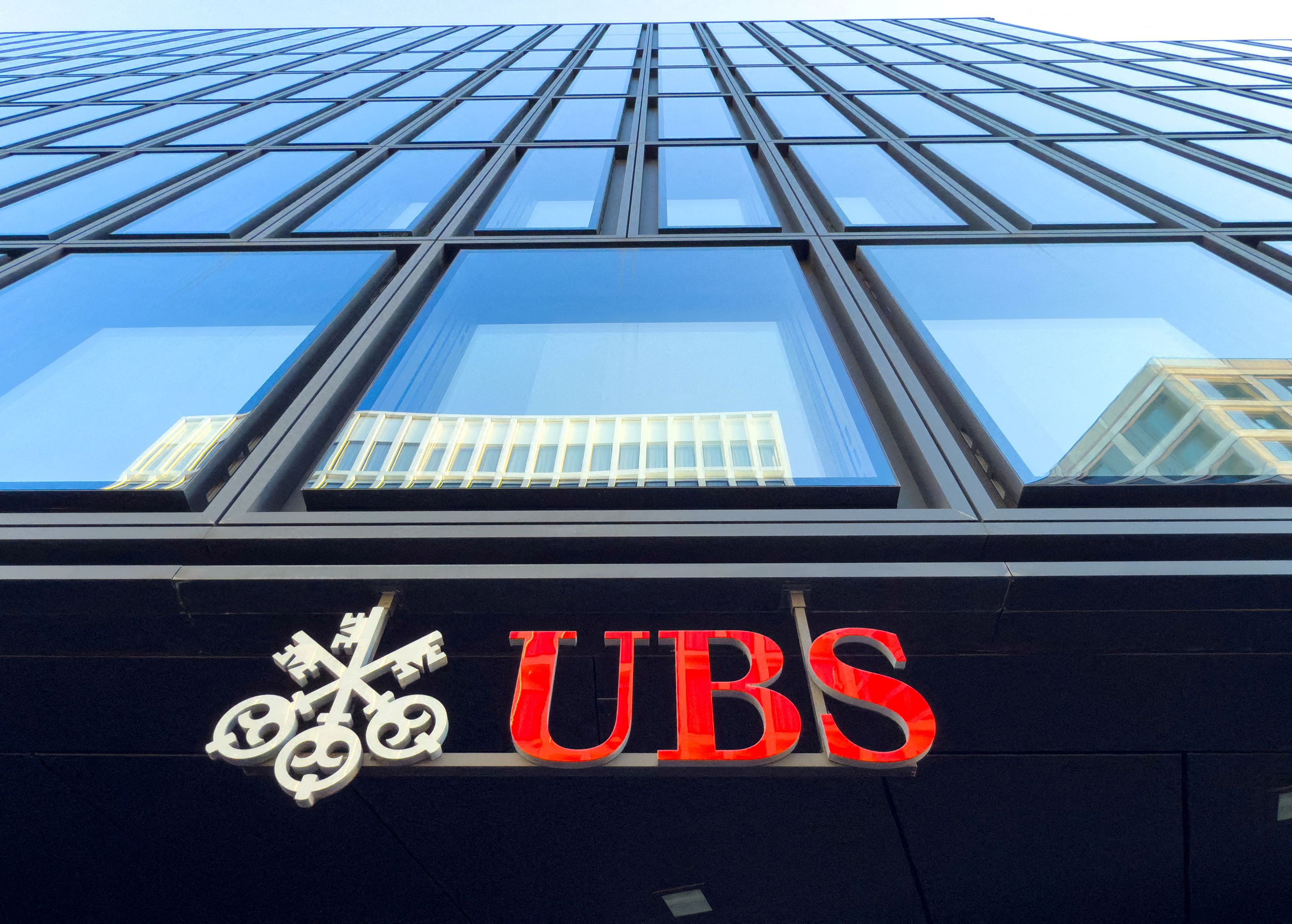 Η UBS αποκαλύπτει πού μεταφέρονται τα δισεκατομμύρια – Ποιες μετοχές απογειώνονται εν μέσω πολέμου