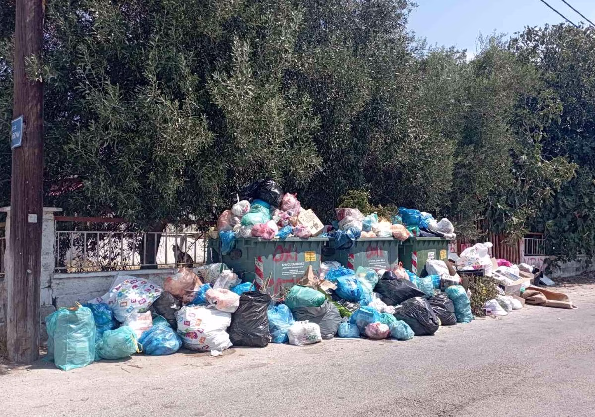 Σοκάρουν οι εικόνες από τη Σαλαμίνα: Βουνά σκουπιδιών, κλαδιών και μπάζων