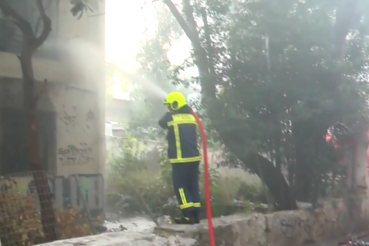 Φωτιά σε κτίριο στη Θεσσαλονίκη: Μάχη για να μην εξαπλωθεί