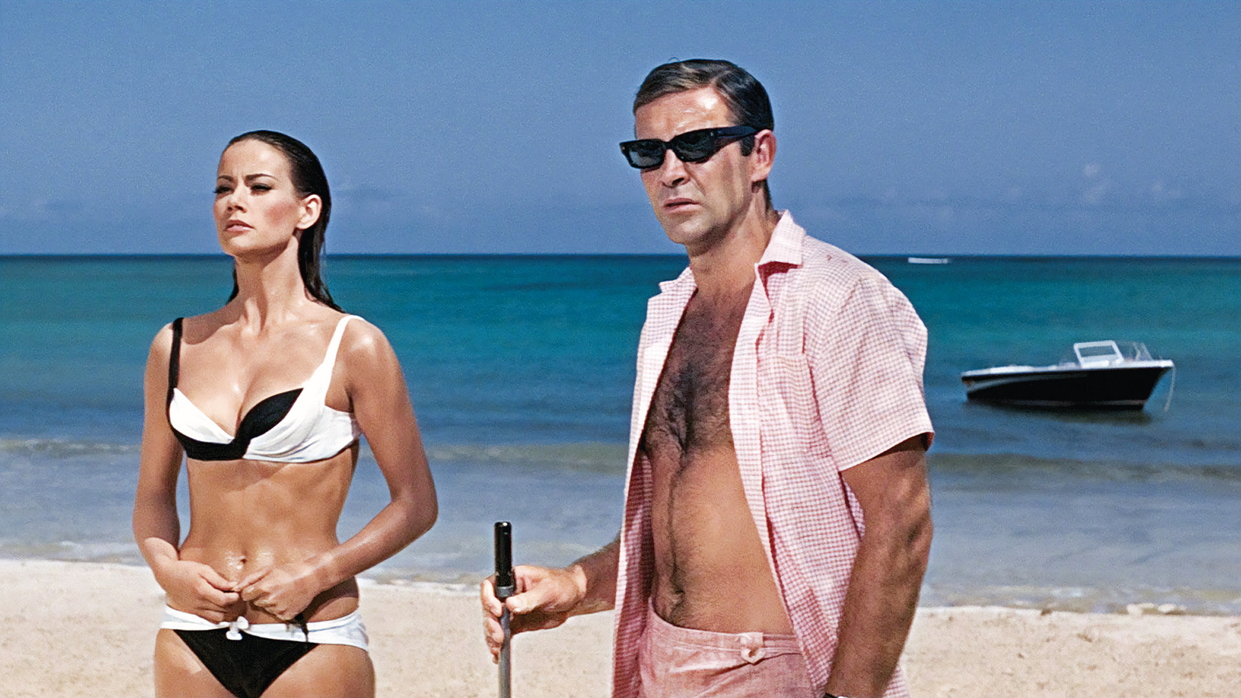Ο James Bond στις πιο διάσημες παραλίες του κόσμου