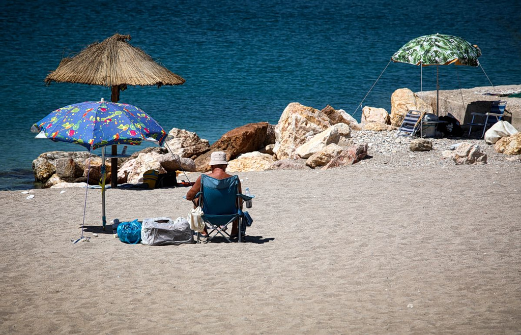 Καύσωνας: 42άρια και Red Code σε 11 περιοχές | Επικαιρότητα στο PlusTV.gr