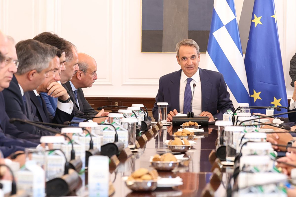 Μητσοτάκης: Μειώσεις τιμών από 1η Σεπτεμβρίου σε ράφια και σχολικά | Επικαιρότητα στο PlusTV.gr