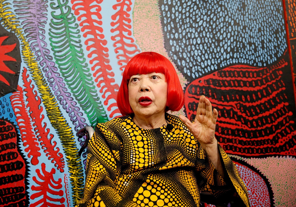 Yayoi Kusama: Έφυγε από τη ζωή στα 97 της η θρυλική καλλιτέχνιδα των «Infinity Mirror Rooms»