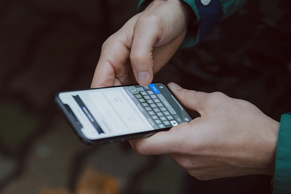 Απάτη με SMS: Ψεύτικα πρόστιμα της Τροχαίας «αδειάζουν» τραπεζικούς λογαριασμούς – Τι να προσέξετε