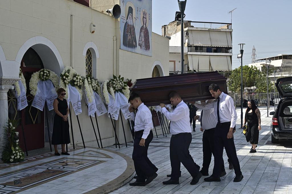 Κηδεία Κόκοτα: Συγκίνηση στο τελευταίο αντίο – Συγγενείς και φίλοι τον αποχαιρετούν | Επικαιρότητα στο PlusTV.gr