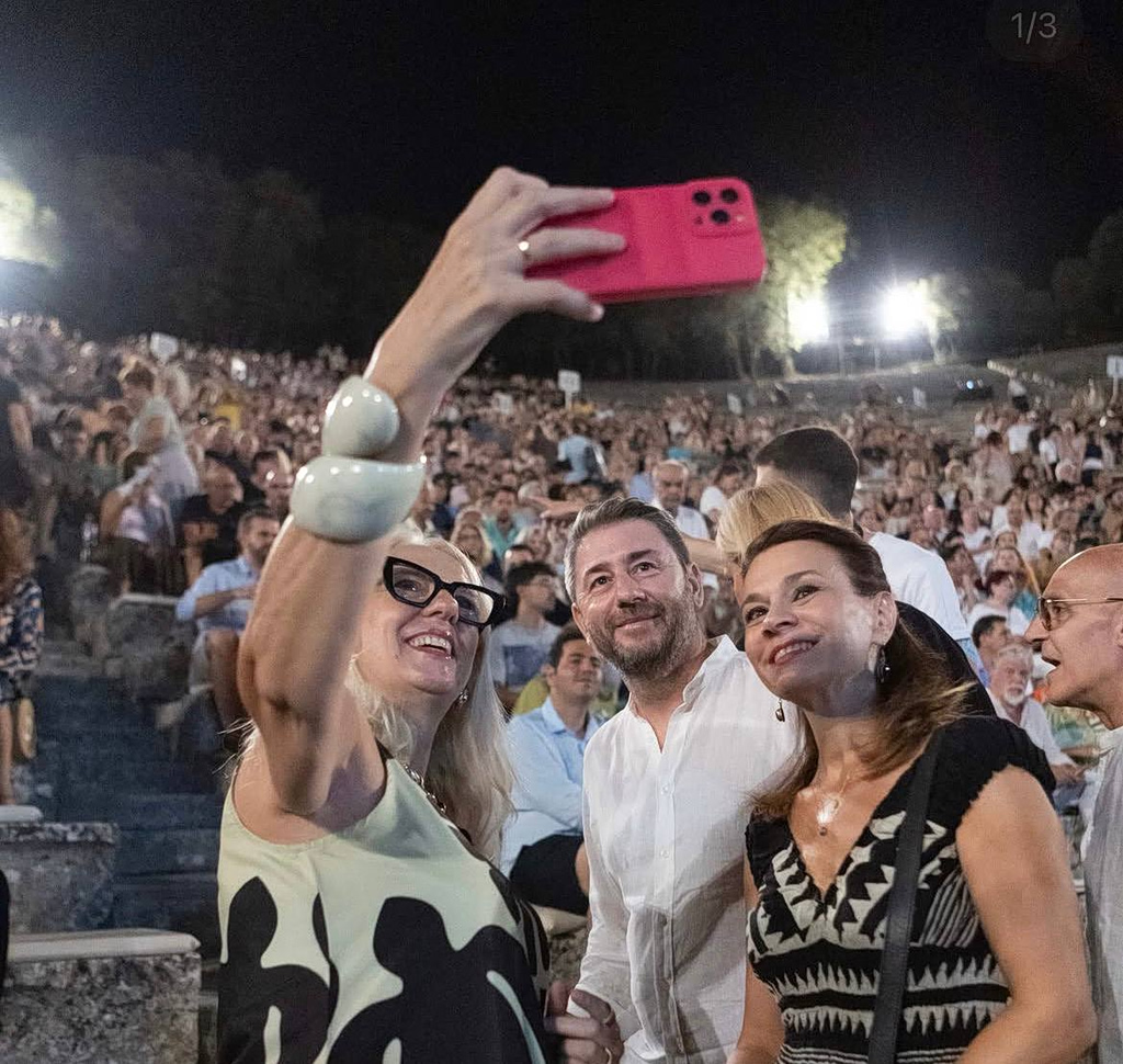 Νίκος Ανδρουλάκης: Στην Επίδαυρο για την παράσταση «Ιων» μαζί με τον γιο του | Επικαιρότητα στο PlusTV.gr