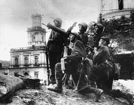 1η Σεπτεμβρίου του 1939: «Τα γερμανικά στρατεύματα επετέθησαν κατά της πολωνικής φρουράς εις το Βέστερπλαττε του Ντάντσιγκ. Η επίθεσις απεκρούσθη». 2 Defenders of Warsaw 1939