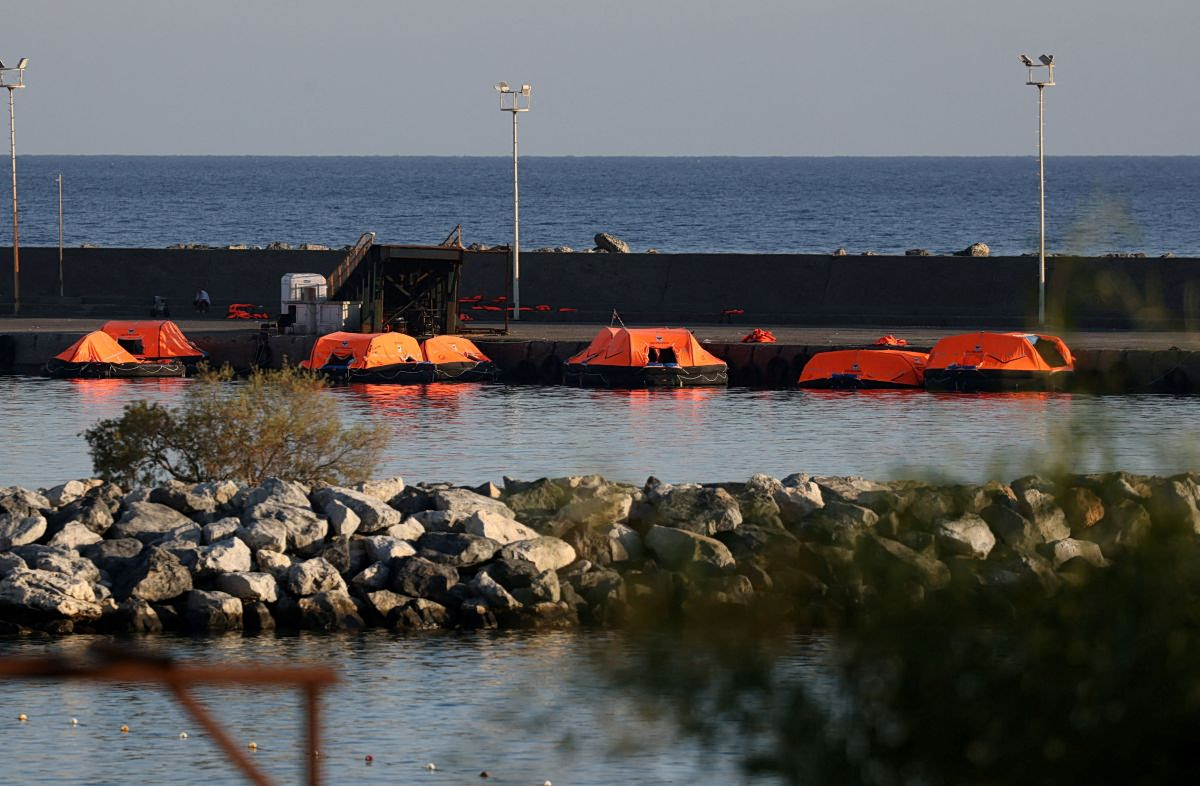 Μπαλωμένο και με κλειδωμένες εξόδους το καταμαράν στην Κερύνεια