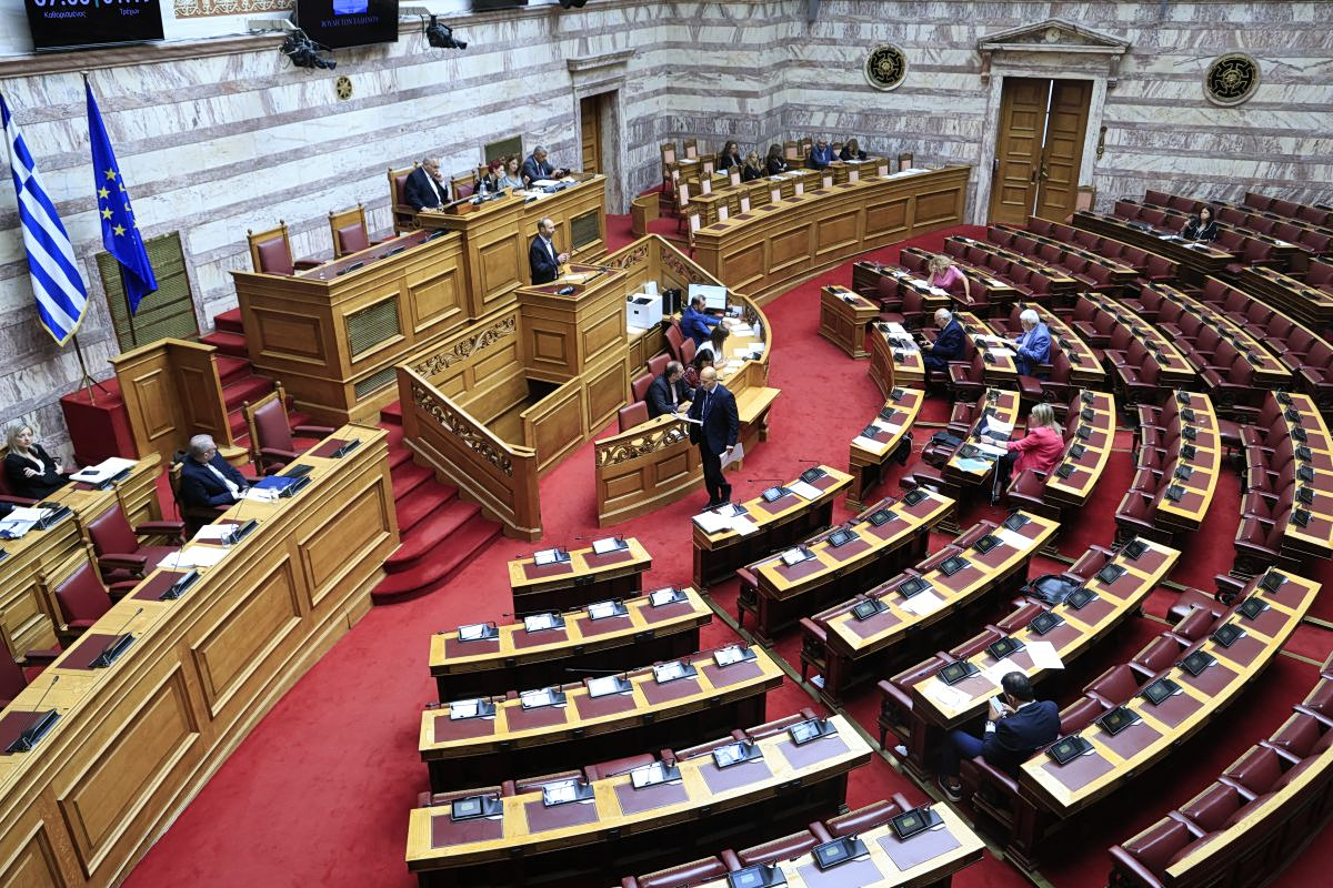 Παραπομπή Τριαντόπουλου: Η αντιπολίτευση ανεβάζει τους τόνους - Η κυβέρνηση υπό πίεση