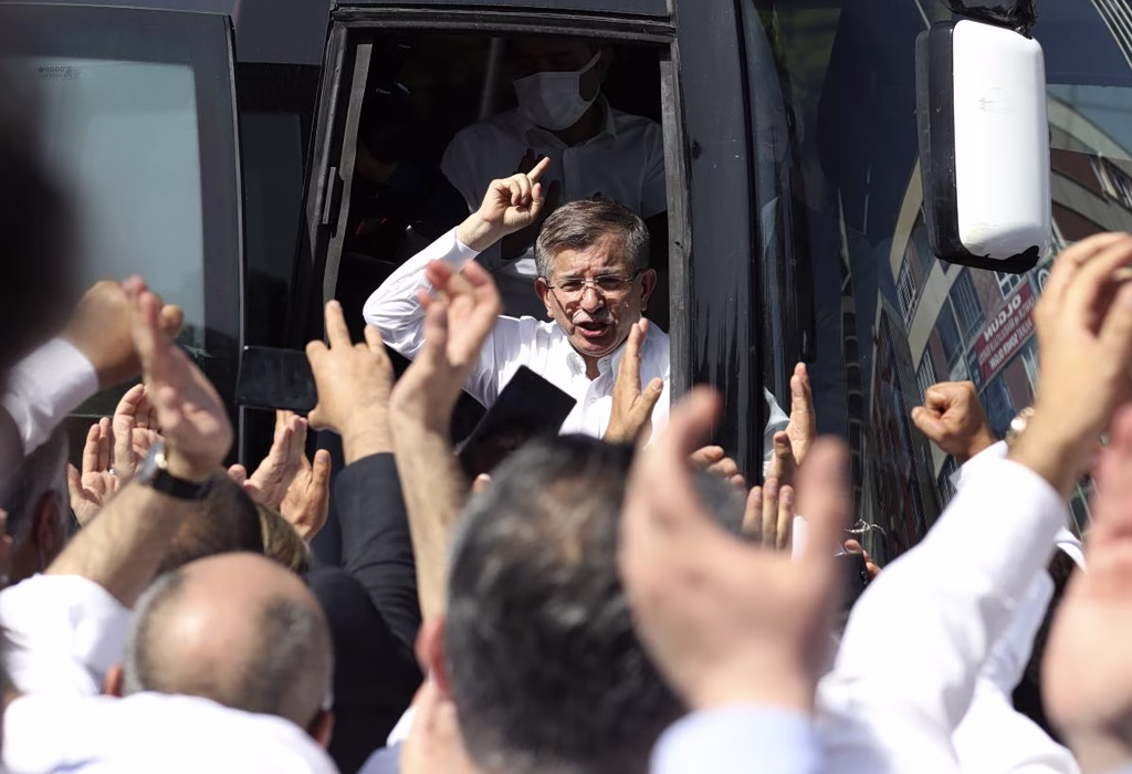 Στο στόχαστρο του Ερντογάν ο Νταβούτογλου: Εισαγγελική έρευνα για «προσβολή του προέδρου» | Επικαιρότητα στο PlusTV.gr