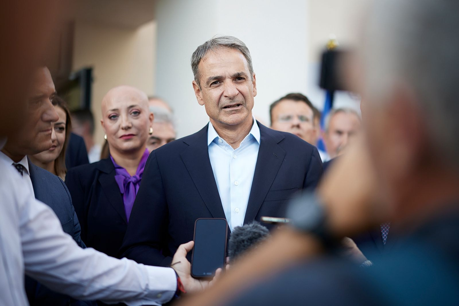 Μαλλιά κουβάρια για τη woke ατζέντα στη δεξιά «πολυκατοικία»